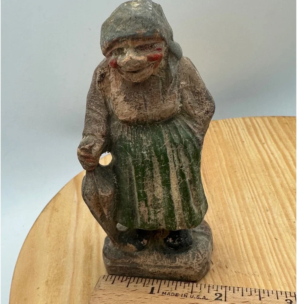 Vintage 1940s Syroco Peasant Woman Figurine - Primitive Folk Art Style